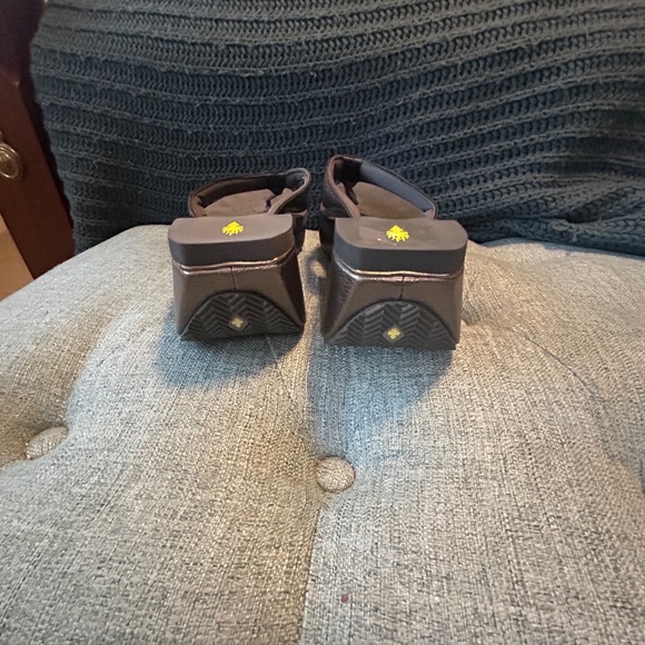 Volatile Bronze Sandels - Picture 2 of 7